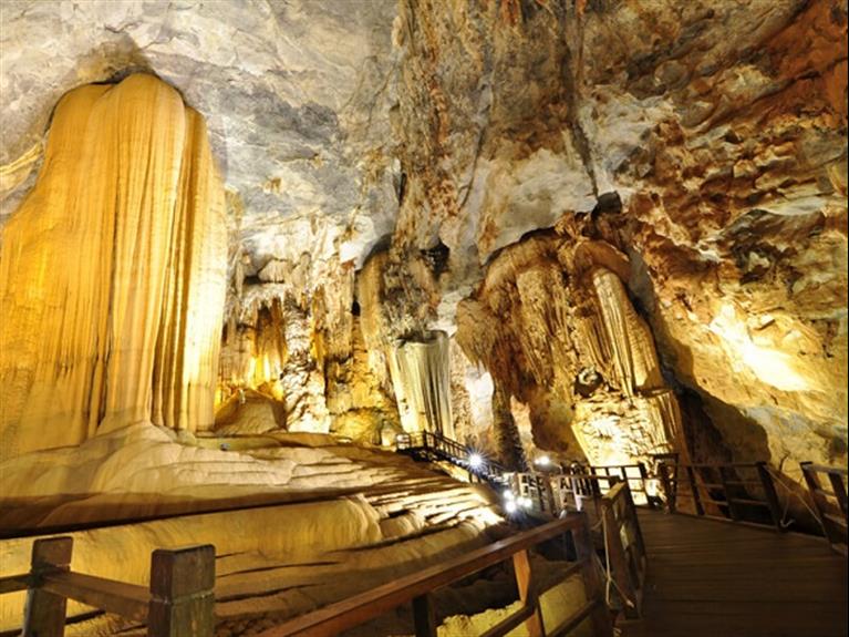 Group tour: TOUR PARADISE CAVE - OZO PARK