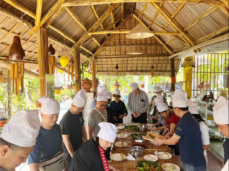 CAM THANH COOKING CLASS & MY SON HOLYLAND 